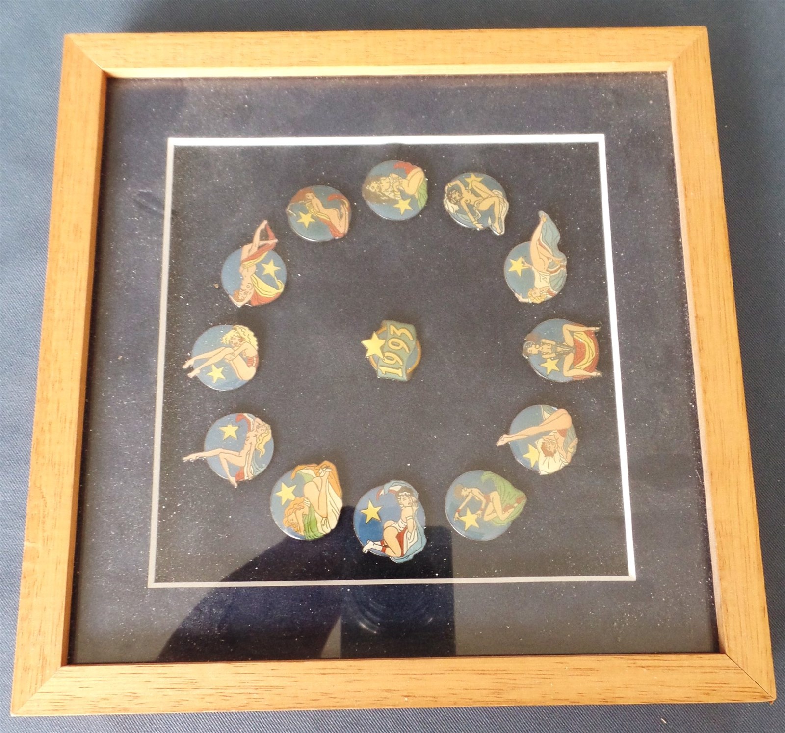 Pin-Up 1993 - Jan Bosschaert - 12 pins met vrouwen - gelimiteerd op 1200 exemplaren -enige uitgave