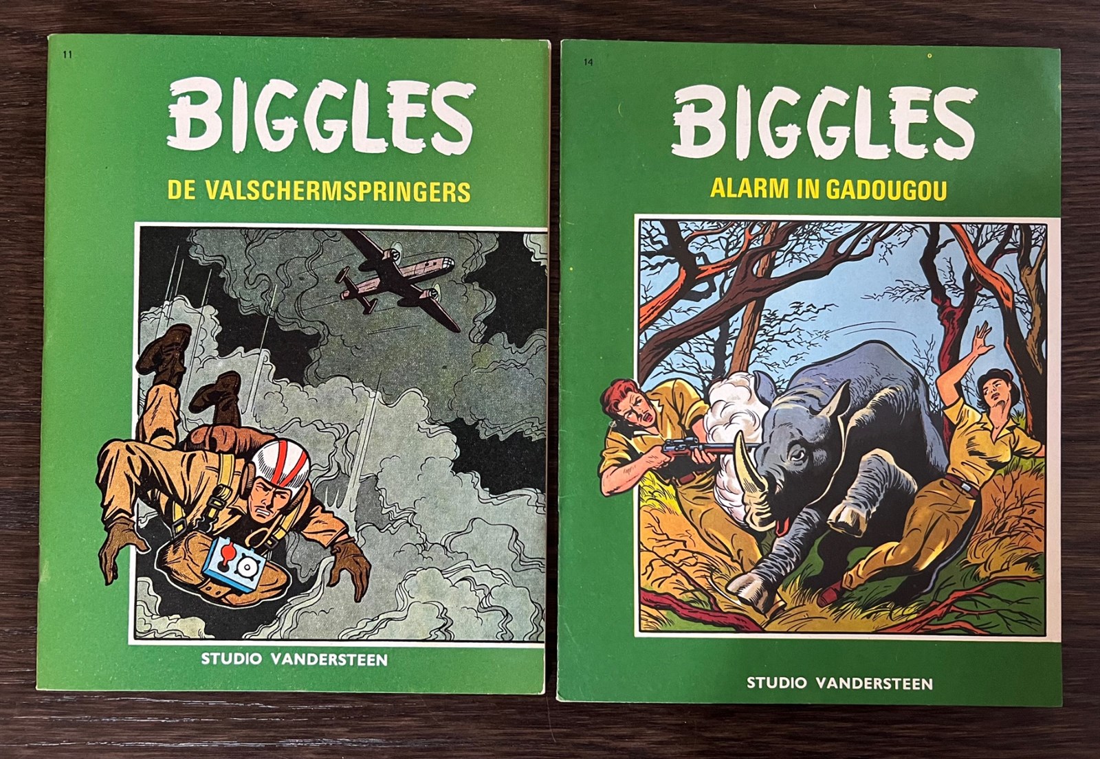 Biggles - Nr. 11 - De Valschermspringers + Nr. 14 - Alarm in Gadougou - sc - 1e druk 1967/68